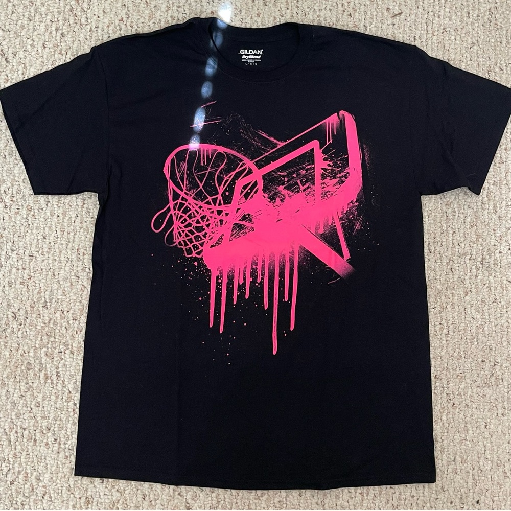 NWOT Gildan Men’s Black Tee with Neon Pink Basketball Graphic, Size L